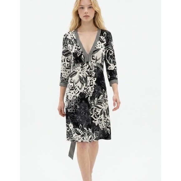 BCBGMAXAZRIA Dresses & Skirts - BCBGMAXAZRIA Dress Women's Médium Black Floral V Neck Belted Jersey 3/4 Sleeve